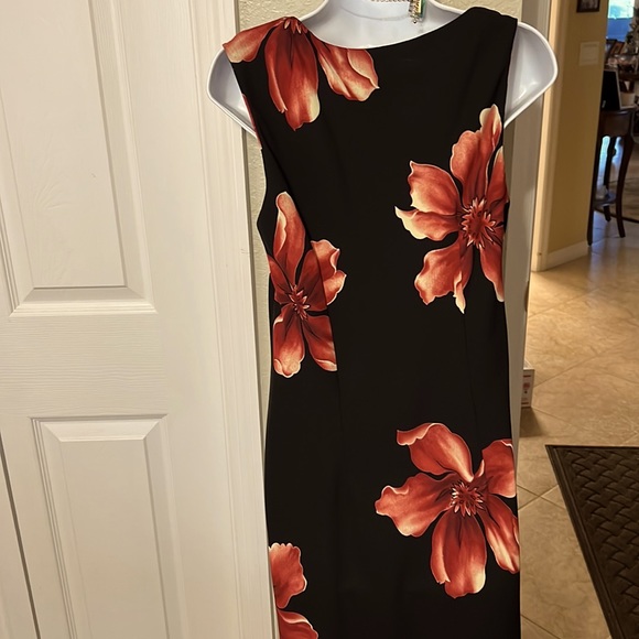 A black crepe hi/Lo dress with maroon magnolias and cut in shoulder. A beauty 🌺 - Picture 10 of 15